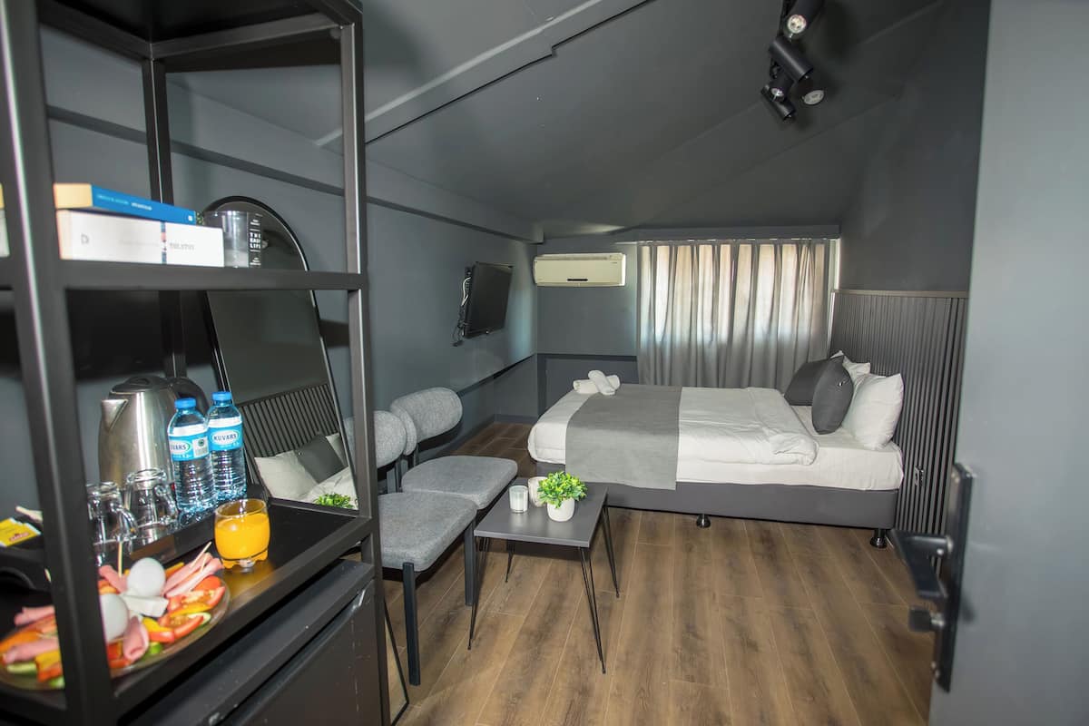 Deluxe Standard Room | Una scrivania, ferro/asse da stiro, Wi-Fi gratuito, lenzuola