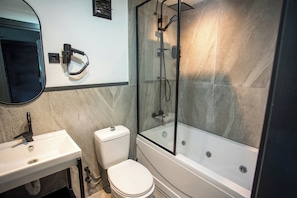 Habitación Deluxe, 1 cama matrimonial | Baño | Tina con regadera, tina de hidromasaje, amenidades de baño gratuitas