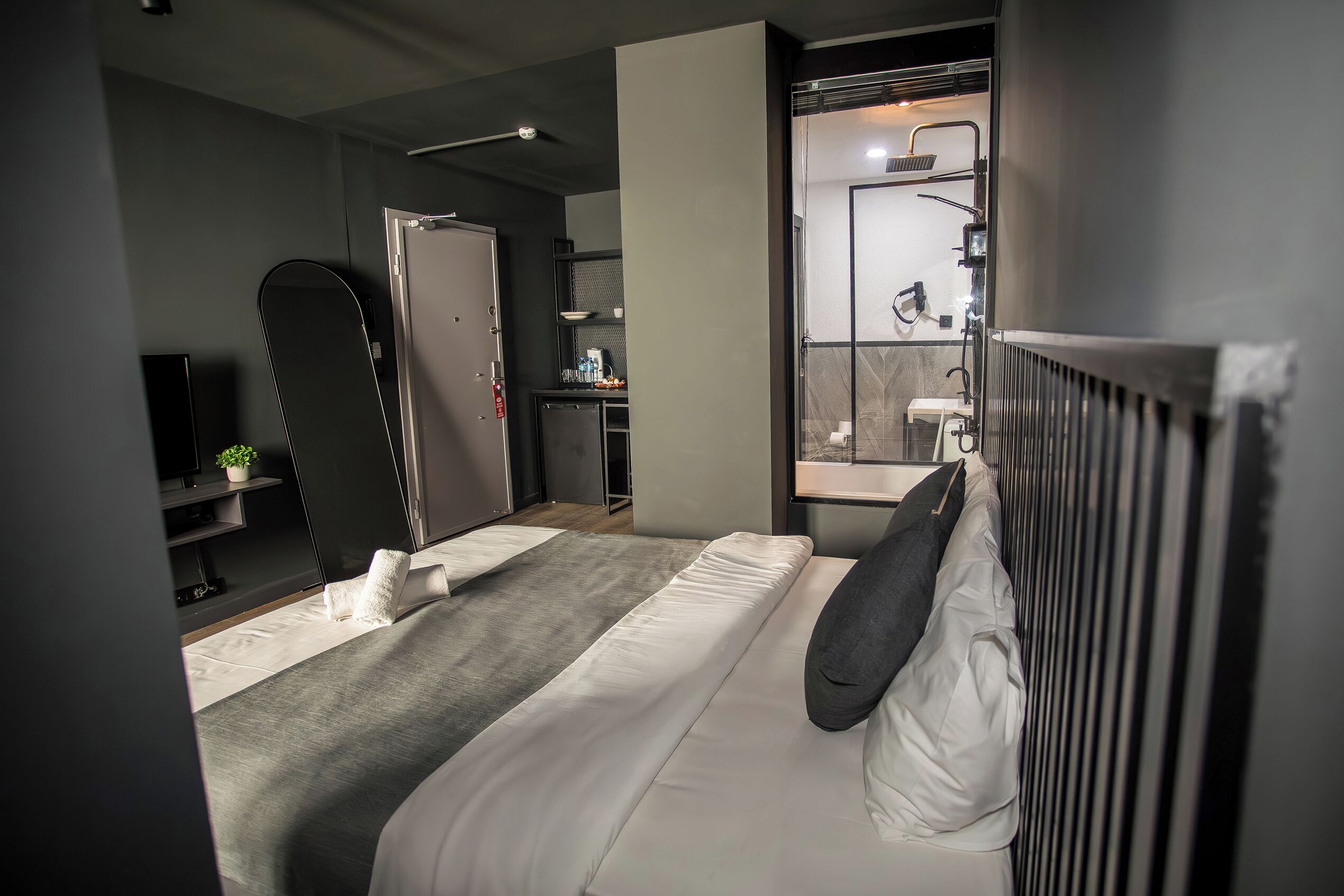 Deluxe Room, 1 Double Bed | Desk, iron/ironing board, free WiFi, bed sheets