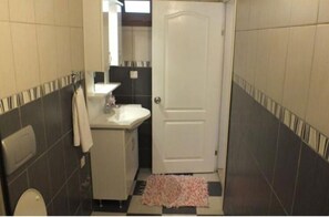 ห้องแฟมิลี่ | ห้องน้ำ | อ่างอาบน้ำแบบแช่ตัว, ของใช้ในห้องน้ำฟรี, ไดร์เป่าผม, รองเท้าสวมภายในห้อง