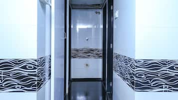 Dortoir Partagé, hommes uniquement, salle de bains commune | Salle de bain | Douche, douche à « effet pluie », serviettes fournies