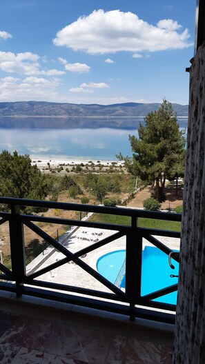 Habitación doble, vista al lago | Vista del balcón