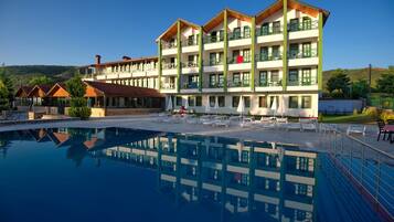 Outdoor pool, pool umbrellas, sun loungers