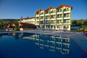 Outdoor pool, pool umbrellas, pool loungers - Hotel Lago Di Salda (Yesilova)