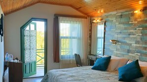 Quarto casal, vista para o lago | Frigobar (abastecido com itens grátis), cofres nos quartos