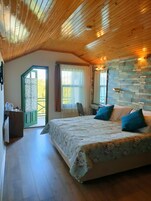 Minibar con artículos gratuitos y caja de seguridad en la habitación