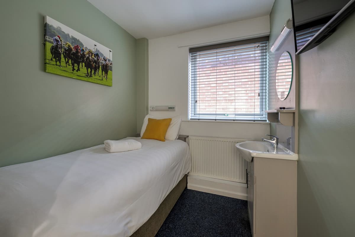 Basic Single Room, Shared Bathroom | Room amenity