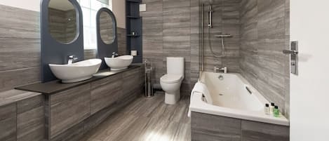 Exclusive Studio, 1 Bedroom, Non Smoking, Courtyard View | Bathroom | Shower, free toiletries, hair dryer, towels