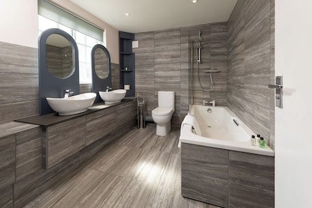 Exclusive Studio, 1 Bedroom, Non Smoking, Courtyard View | Bathroom. Stableside at York Racecourse