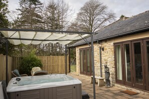 Comfort Bungalow | Terrace/patio - Lovelady Shield Cottages (Alston)