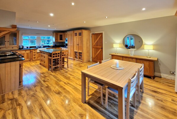 Comfort Bungalow | Private kitchen | Fridge, microwave, oven, stovetop