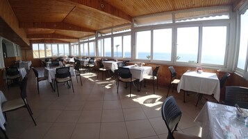 Her gün ücretsiz açık büfe kahvaltı