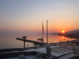 Panoramic Oda, Balkon, Deniz Manzaralı | Mısır pamuklu çarşaf takımı, kaliteli yatak takımı 