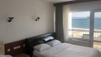Habitación panorámica, balcón, vistas al mar | Sábanas de algodón egipcio y ropa de cama de alta calidad