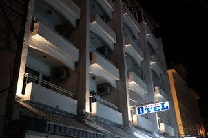 Fachada de la propiedad por la tarde o noche