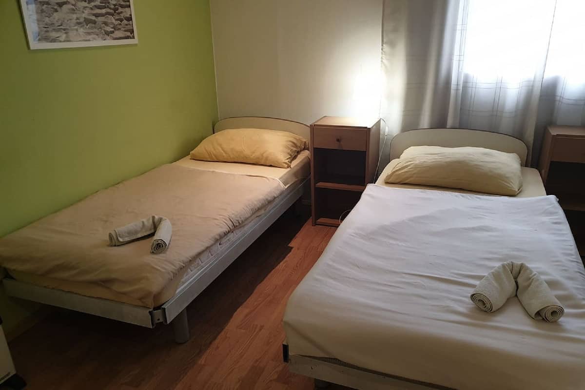 Iron/ironing board, rollaway beds, free WiFi