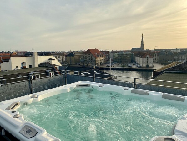 Signature Penthouse, 4 Bedrooms, Hot Tub, City View | Jetted bathtub