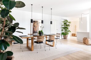 Luxury Apartment, 3 Bedrooms, 2 Bathrooms, Courtyard Area | In-room dining