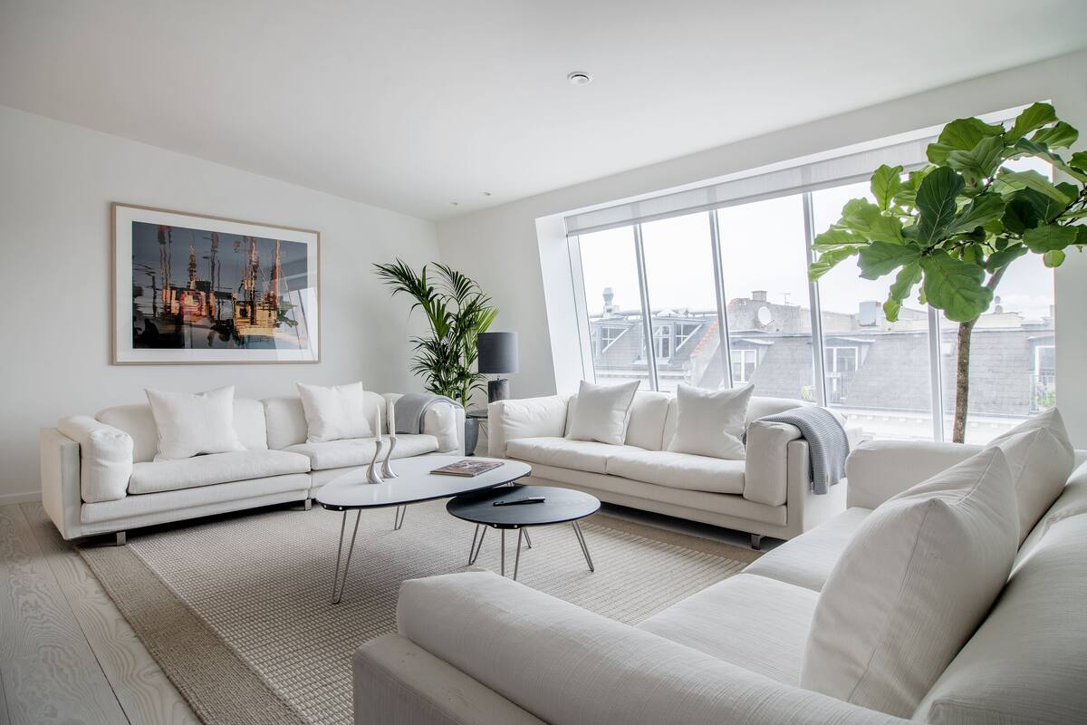 Penthouse Signature - 4 sovrum - bubbelpool - utsikt mot staden | Vardagsrum | 60-tums platt-tv med kabelkanaler, tv och Netflix