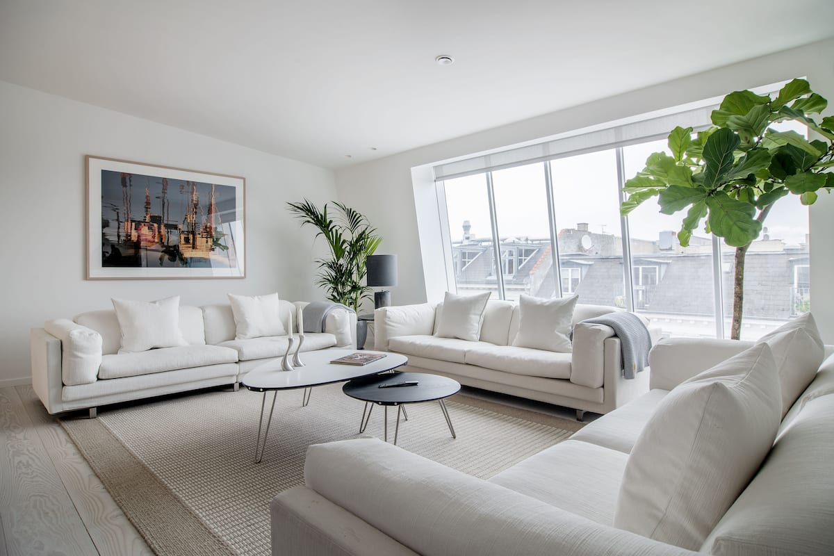 Signatur-penthouselejlighed - 4 soveværelser - boblebad - byudsigt | Stue | 60-tommers fladskærms-tv med kabelkanaler, tv, Netflix