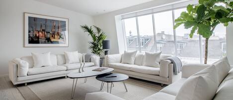 Signature Penthouse, 4 Bedrooms, Hot Tub, City View | Living room