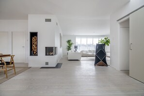 Penthouse Signature, 4 chambres, bain à remous, vue ville | Coin séjour | Télévision à écran plat de 60 pouces avec chaînes par câble, télévision