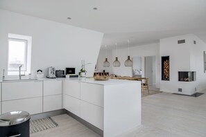 Penthouse Signature, 4 chambres, bain à remous, vue ville | Coin séjour | Télévision à écran plat de 60 pouces avec chaînes par câble, télévision