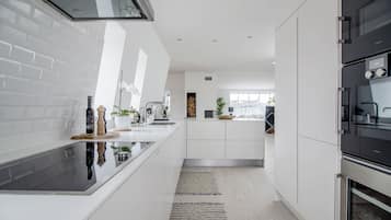 Signature Penthouse, 4 Bedrooms, Hot Tub, City View | Private kitchen | Fridge, microwave, oven, stovetop