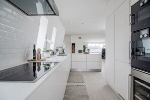 Penthouse Signature, 4 chambres, bain à remous, vue ville | Cuisine privée | Réfrigérateur, micro-ondes, four, plaque de cuisson