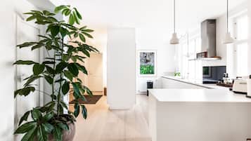 Apartamento superluxo, 3 quartos, 2 banheiros, no pátio | Cozinha privada | Geladeira, micro-ondas, fogão, cooktop