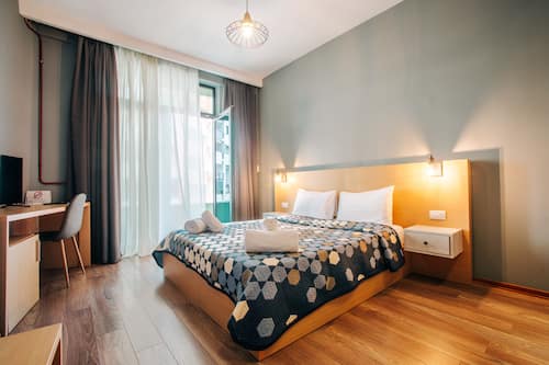 Doppia Standard, balcone, vista cortile | Minibar, una scrivania, postazione laptop, insonorizzazione