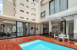 Outdoor pool - One Hyde Park (Sandton)