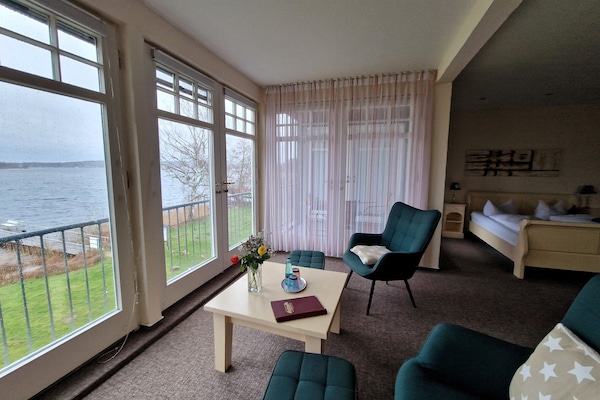 Comfort Suite, Lake View | Hypo-allergenic bedding, in-room safe, desk, free WiFi