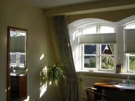 Large Single Room | In-room dining