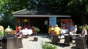 Lunch och middag serveras, med utsikt mot stranden 