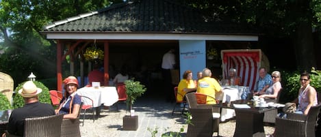 DĂźner et souper servis sur place, vue sur la plage