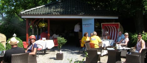 Lunch och middag serveras, med utsikt mot stranden 