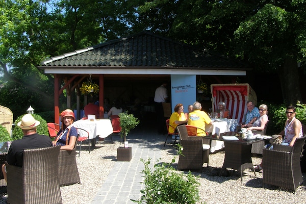 Se sirven comidas y cocina local e internacional; con vista a la playa