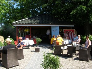 Serveert lunch, lokale en internationale gerechten, stranduitzicht 
