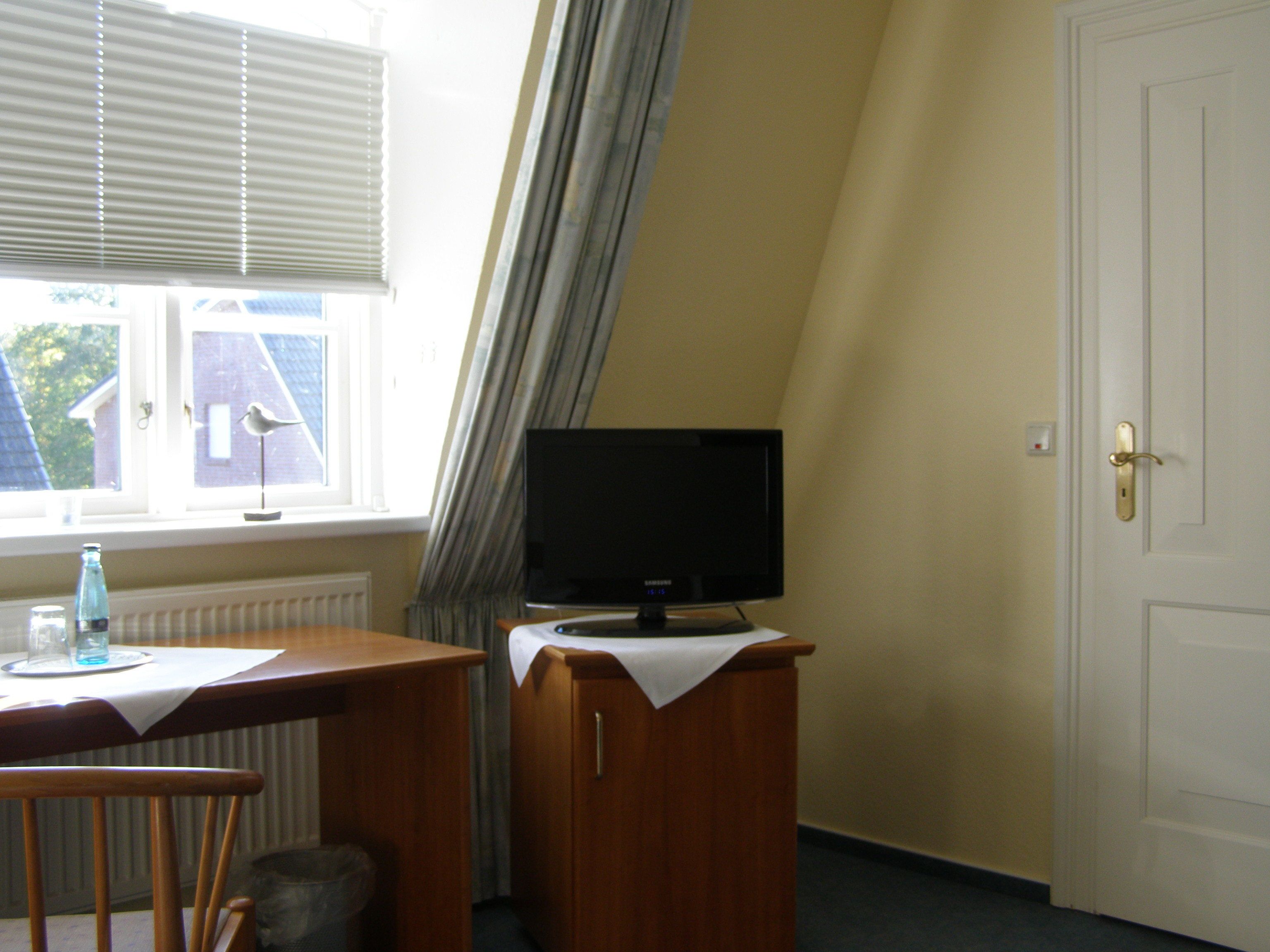 large single room | hypo-allergenic bedding, in-room safe, desk, cots/infant beds