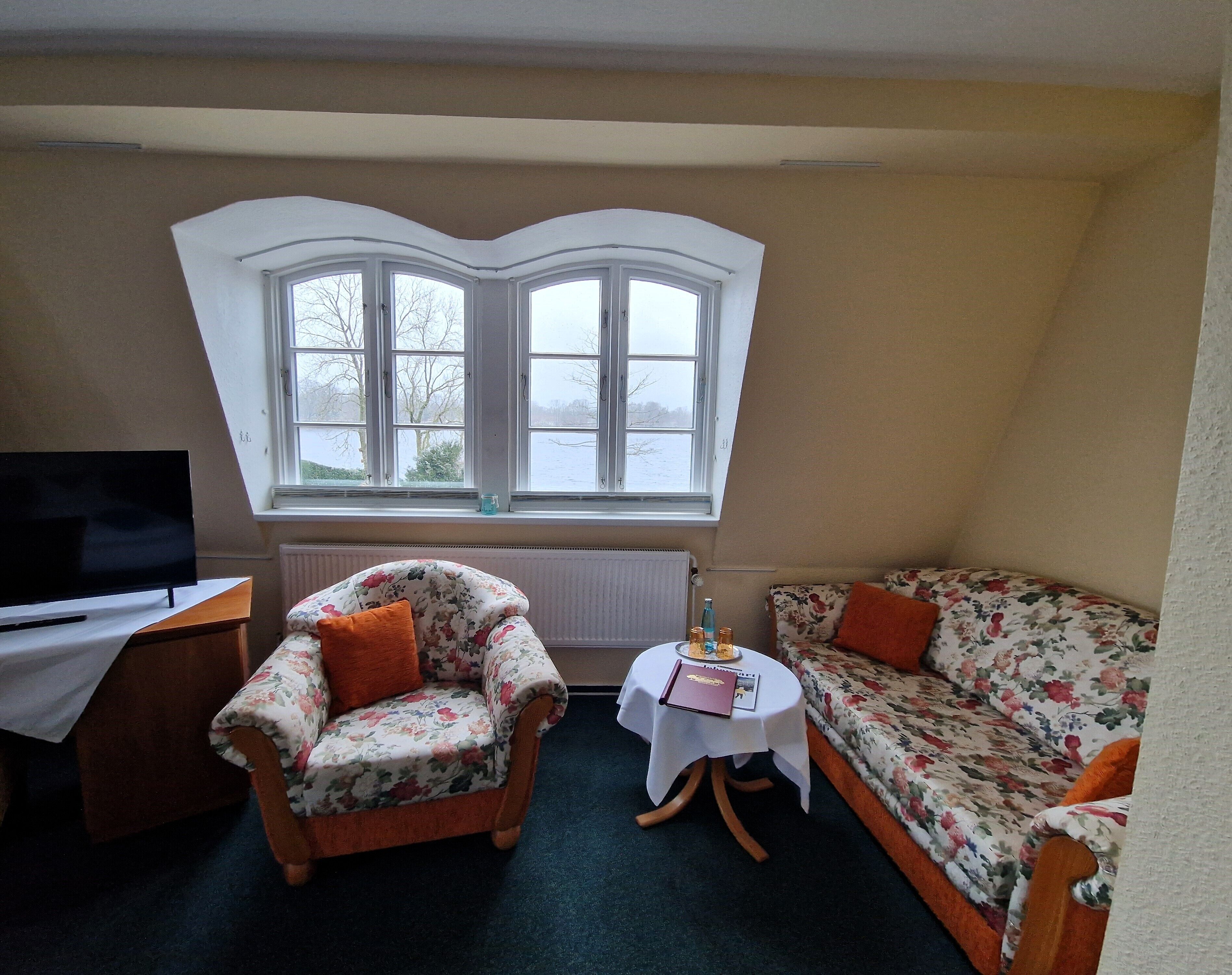 Chambre Double, vue lac | Literie hypoallergénique, coffres-forts dans les chambres, bureau