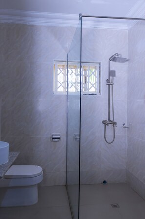 Superior-Zimmer, 1 King-Bett | Badezimmer | Kostenlose Toilettenartikel, Handtücher