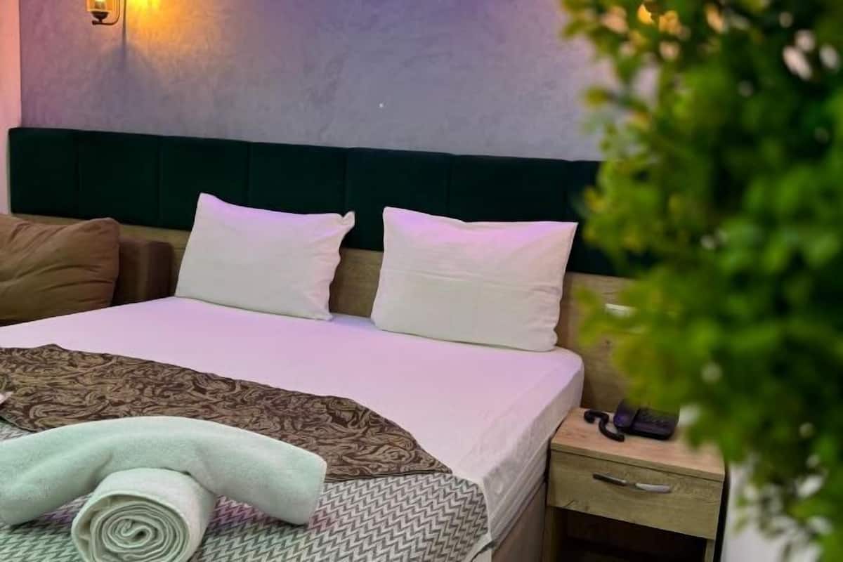 Hochwertige Bettwaren, Minibar, Zimmersafe, individuell dekoriert