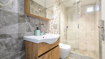 Family Triple Room | Bathroom