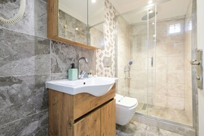 Family Triple Room | Bilik Mandi | Pancuran mandi, hulu semburan mandi hujan 