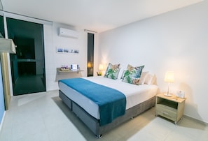 Minibar, caja de seguridad en la habitación y decoración personalizada