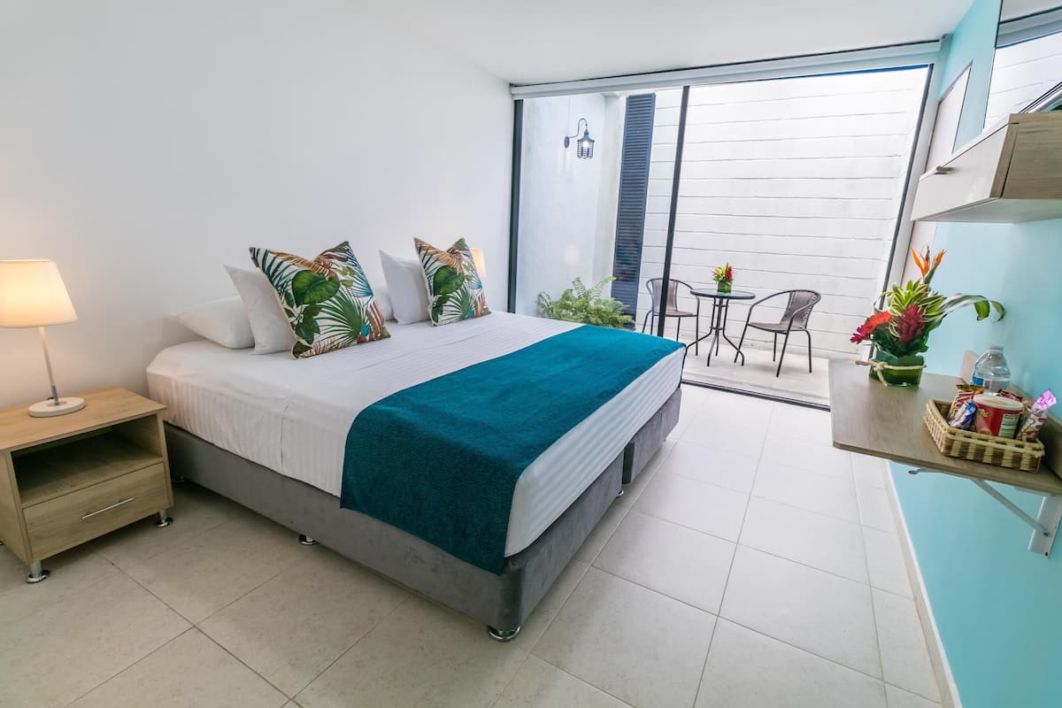 Minibar, caja de seguridad en la habitación y escritorio