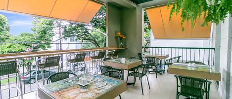 Breakfast, lunch and dinner served