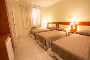 Minibar, desk, iron/ironing board, free WiFi - Hotel Ipanema de Sorocaba (Sorocaba)
