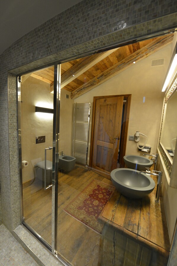 Suite (with Steam Bath) | Baño | Regadera, amenidades de baño gratuitas, secadora de cabello, pantuflas 